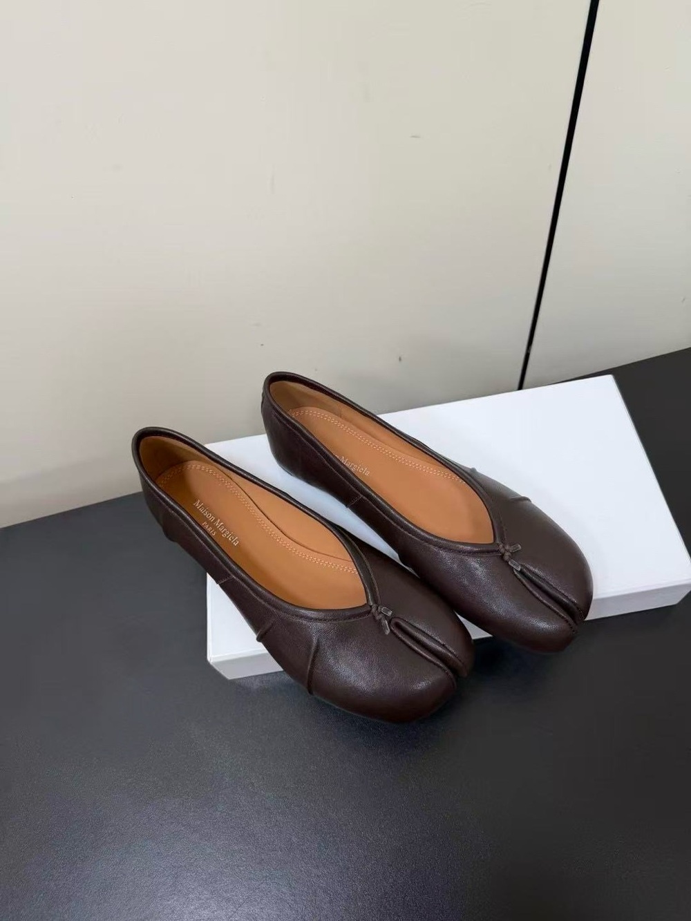Maison Margiela Tabi Brown Leather Split-Toe Ballet Flats - Picture 2 of 6